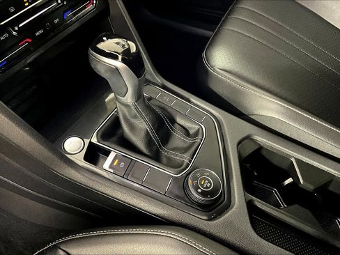 Used 2022 Volkswagen Tiguan SE image 15