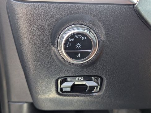 Used 2025 Mercedes-Benz C 300 Sedan image 33