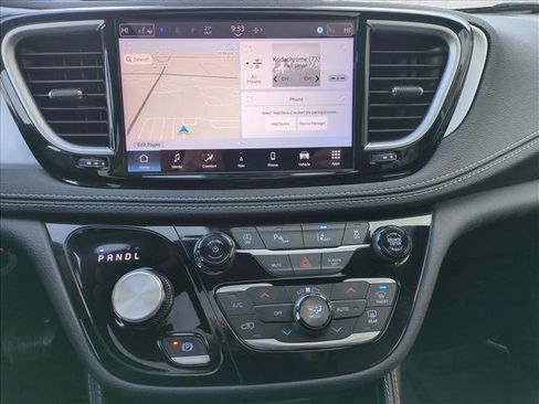 Used 2025 Chrysler Pacifica Limited image 15