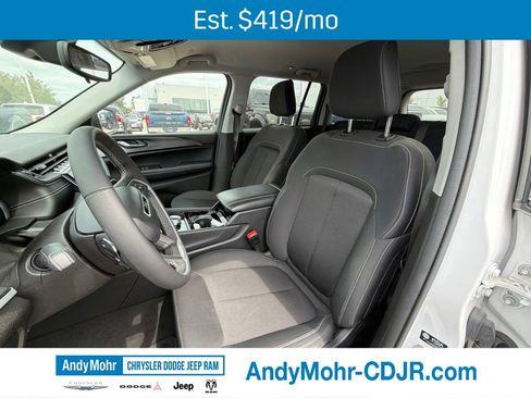Used 2023 Jeep Grand Cherokee Laredo AWD/4WD image 10