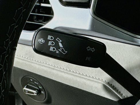 Used 2025 Volkswagen Taos SE w/ Panoramic Sunroof Package AWD/4WD image 20