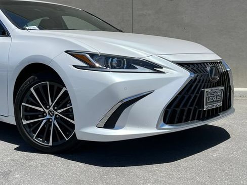 Used 2025 Lexus ES 350 w/ Premium Package FWD image 2
