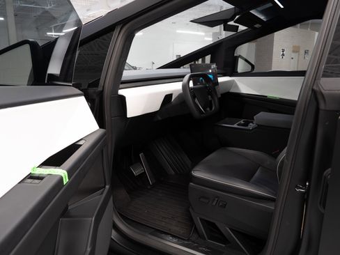 Used 2024 Tesla Cybertruck AWD Crew Cab image 10