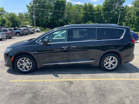 Used 2020 Chrysler Pacifica Touring-L w/ Tire & Wheel Group FWD image 2