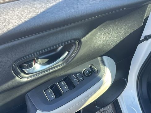 Used 2025 Honda HR-V LX image 15