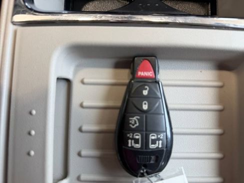 Used 2016 Chrysler Town & Country Touring FWD image 24