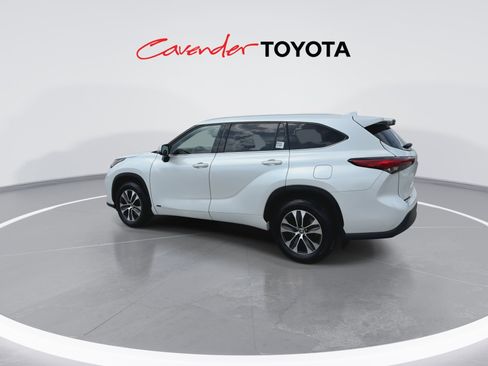 Used 2022 Toyota Highlander XLE image 6