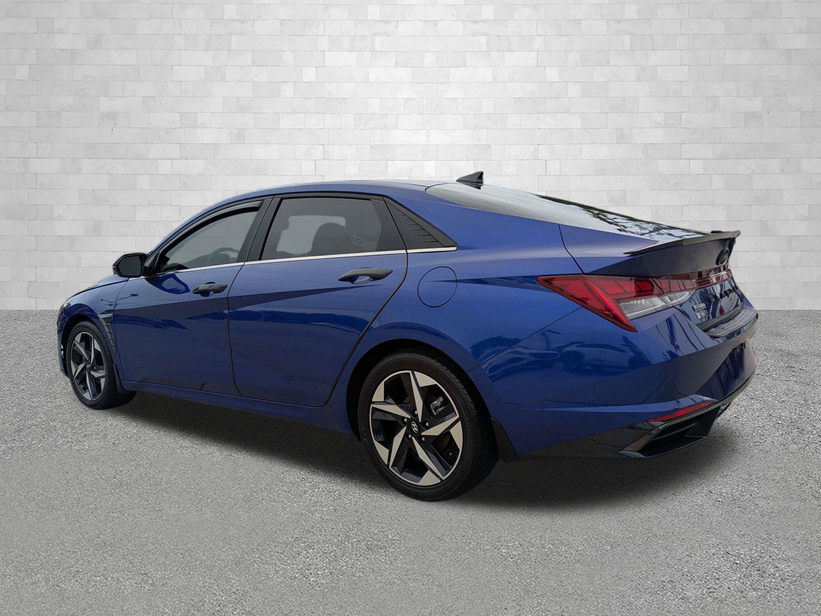 Certified 2023 Hyundai Elantra Limited w/ Preferred Accessory Package FWD image 4