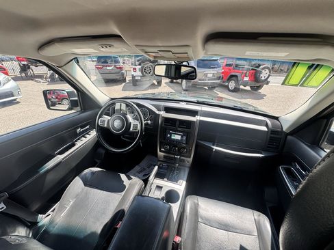 Used 2011 Jeep Liberty Limited w/ Tire & Wheel Group AWD/4WD image 12