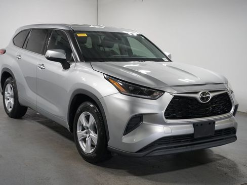 Used 2021 Toyota Highlander L FWD image 3