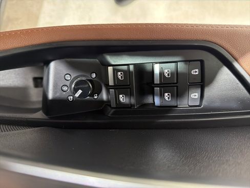 Used 2022 Audi e-tron Premium w/ Convenience Plus Package image 13