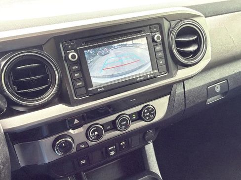 Used 2018 Toyota Tacoma SR5 AWD/4WD image 15