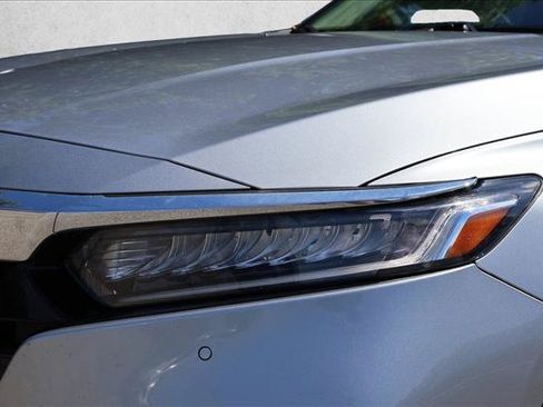 Used 2018 Honda Accord Touring image 10