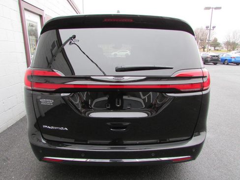 Used 2025 Chrysler Pacifica Select image 3