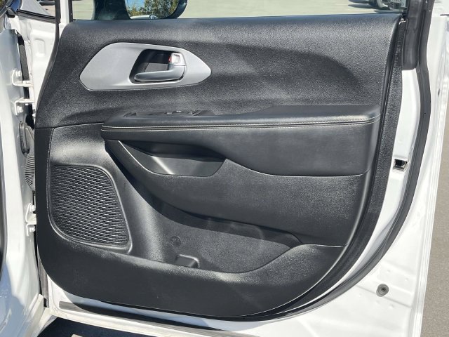 Used 2025 Chrysler Pacifica Limited FWD image 32