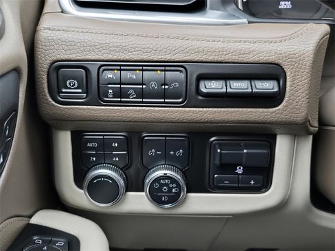 Used 2021 GMC Yukon XL Denali w/ Denali Premium Package image 17