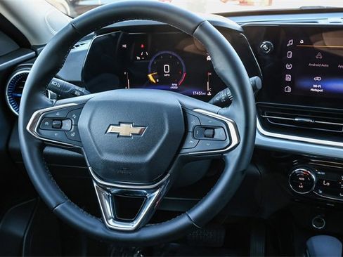 Used 2025 Chevrolet Trax LT w/ LT Convenience Package image 16