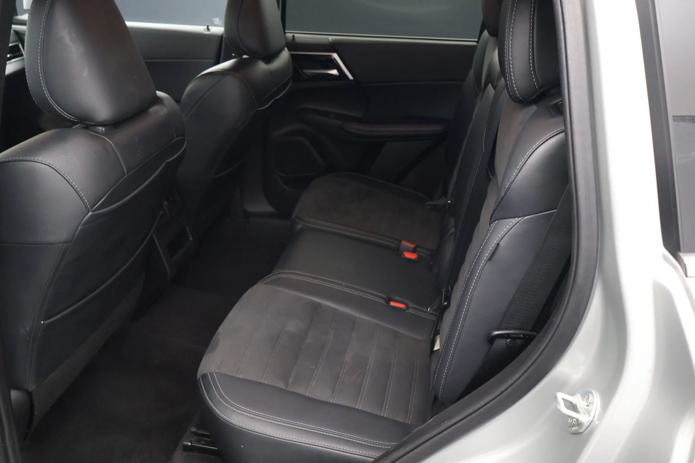 Used 2024 Mitsubishi Outlander FWD image 17