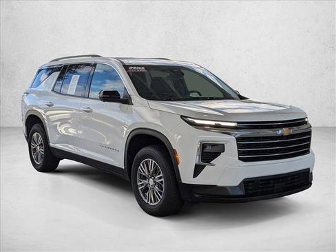 Used 2024 Chevrolet Traverse LT image 3