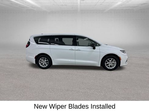 Used 2024 Chrysler Pacifica Touring-L FWD image 15