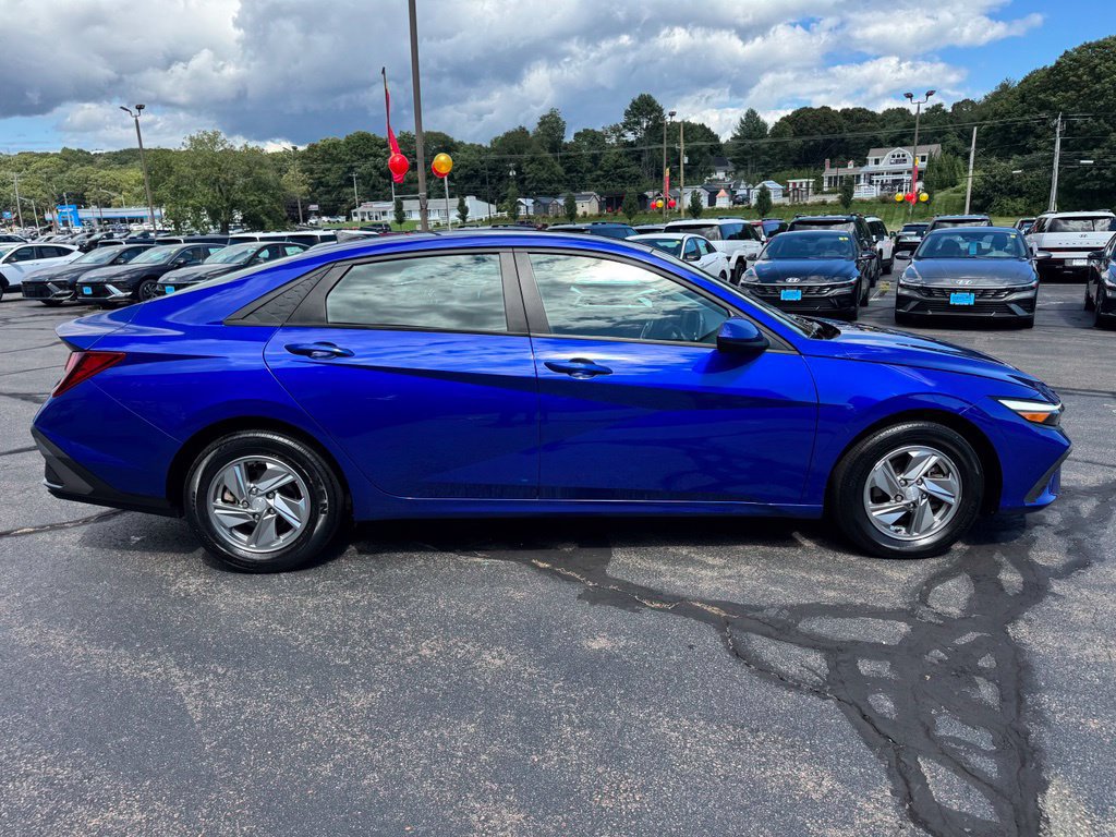 Used 2024 Hyundai Elantra SE FWD image 4