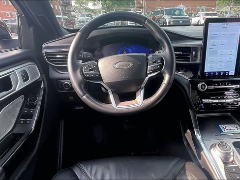 Certified 2023 Ford Explorer Platinum w/ Technology Package AWD/4WD image 4