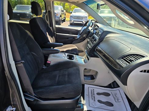 Used 2016 Dodge Grand Caravan SXT FWD image 11