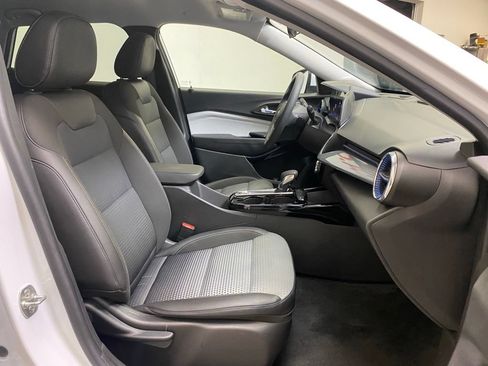 Used 2025 Chevrolet Trax LT FWD image 13