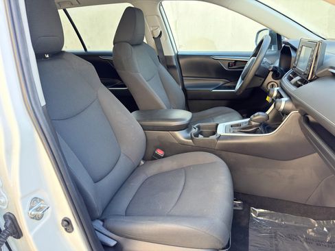 Used 2020 Toyota RAV4 LE image 18