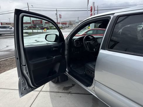 Used 2023 Toyota Tacoma TRD Off-Road w/ TRD Premium Off Road Package image 10