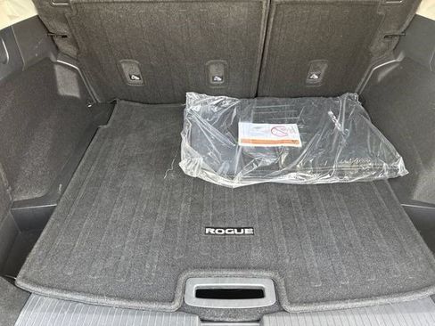 Used 2024 Nissan Rogue SV FWD image 11