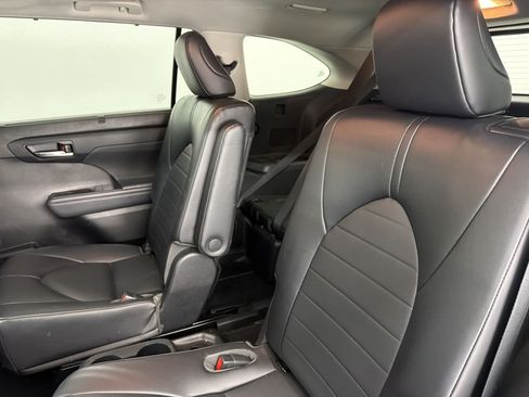 Used 2022 Toyota Highlander XLE FWD image 26