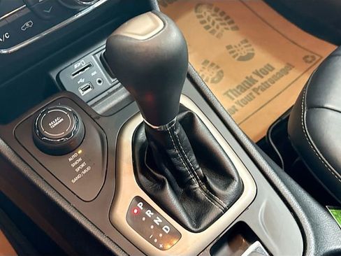 Used 2016 Jeep Cherokee Limited image 18