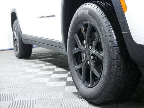 Used 2024 Jeep Grand Cherokee Altitude AWD/4WD image 4