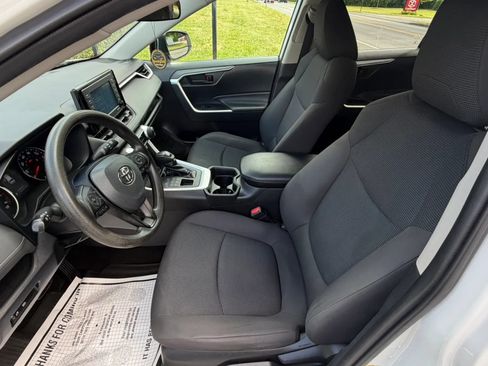 Used 2021 Toyota RAV4 LE AWD/4WD image 10