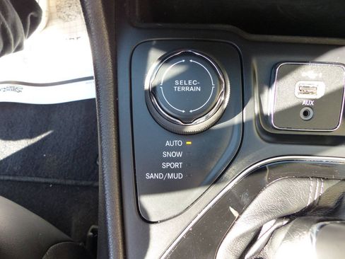 Used 2021 Jeep Cherokee Limited AWD/4WD image 36