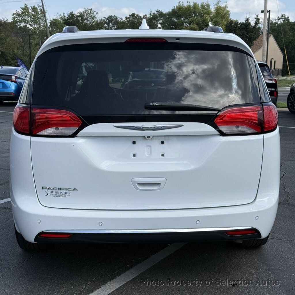 Used 2017 Chrysler Pacifica Touring-L Plus FWD image 12