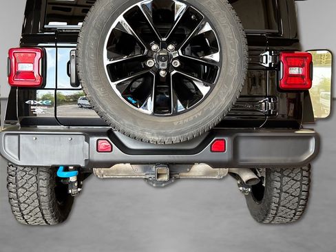 Used 2022 Jeep Wrangler Unlimited Sahara w/ Cold Weather Group AWD/4WD image 16