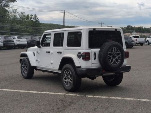 Used 2025 Jeep Wrangler Unlimited Sahara AWD/4WD image 8