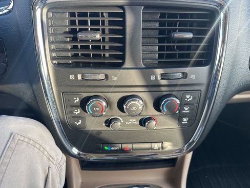 Used 2014 Dodge Grand Caravan SXT w/ UConnect Hands-Free Group image 22