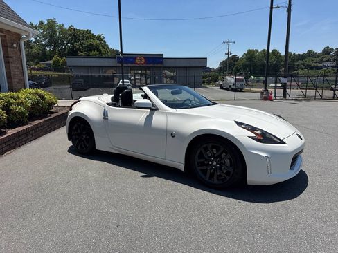 Used 2015 Nissan 370Z Touring RWD image 6