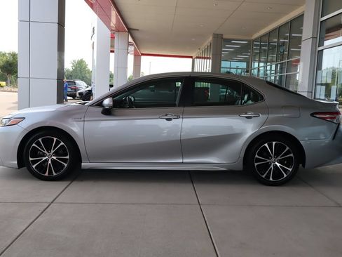 Used 2020 Toyota Camry SE w/ Sunroof Package FWD image 4