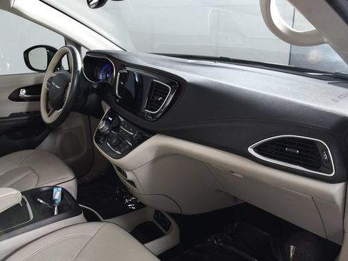 Used 2017 Chrysler Pacifica Limited w/ Advanced Safetytec Group FWD image 19