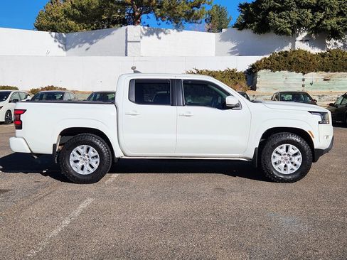 Used 2022 Nissan Frontier SV image 2