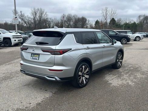 Used 2025 Mitsubishi Outlander SE image 4