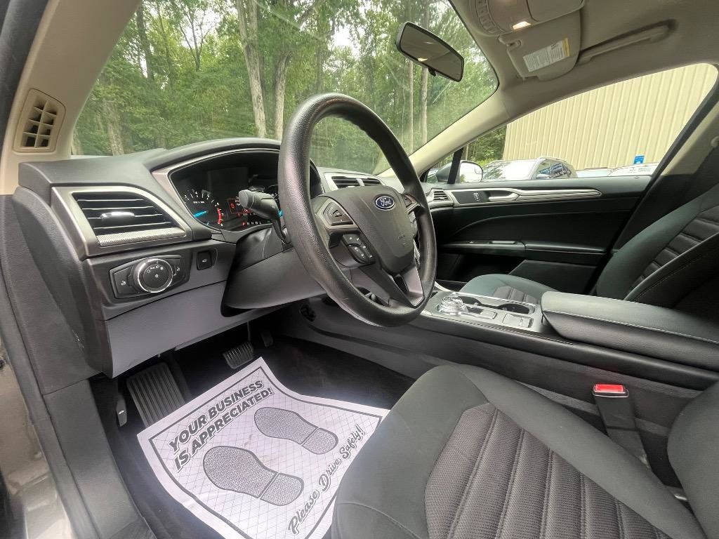 Used 2018 Ford Fusion SE FWD image 15