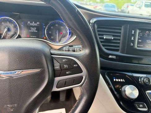 Used 2017 Chrysler Pacifica Touring-L FWD image 18