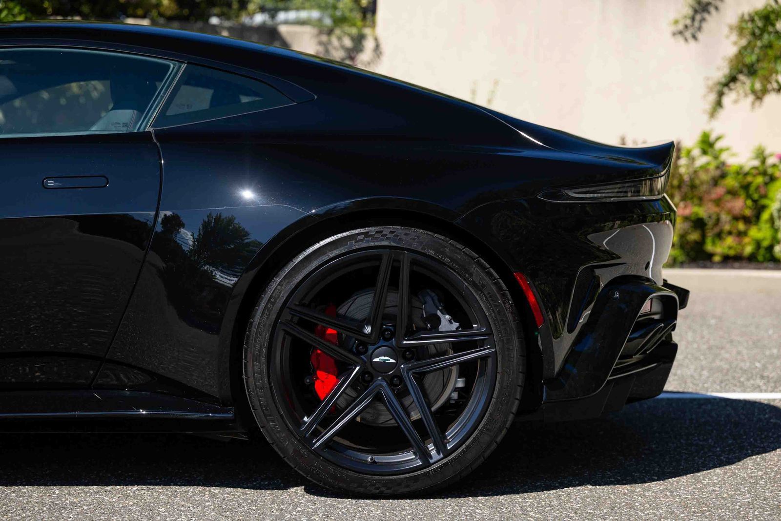 Used 2025 Aston Martin V8 Vantage Coupe RWD image 21