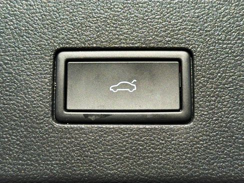 Used 2025 Volkswagen Atlas SEL image 12