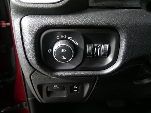 Used 2019 RAM 1500 Laramie image 26